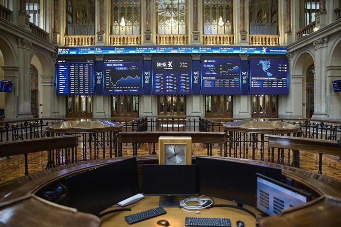 El Ibex 35 frena su sangría caída con una subida del 2% al mediodía, hasta situarse en los 17.390 enteros