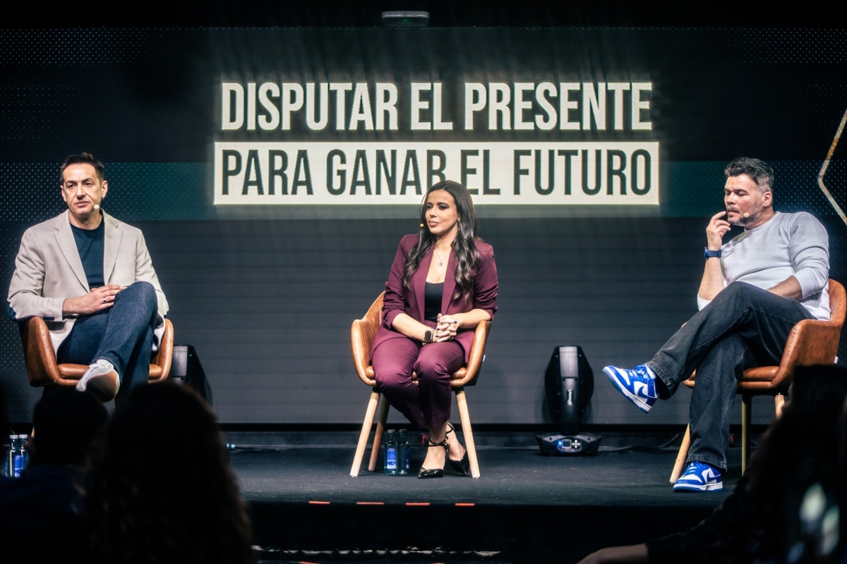 Emilio Delgado, Sarah Santaolalla (moderadora del coloquio) y Gabriel Rufián. - Foto: CÉSAR VALLEJO RODRÍGUEZ / EP Emilio Delgado, Sarah Santaolalla (moderadora del coloquio) y Gabriel Rufián.