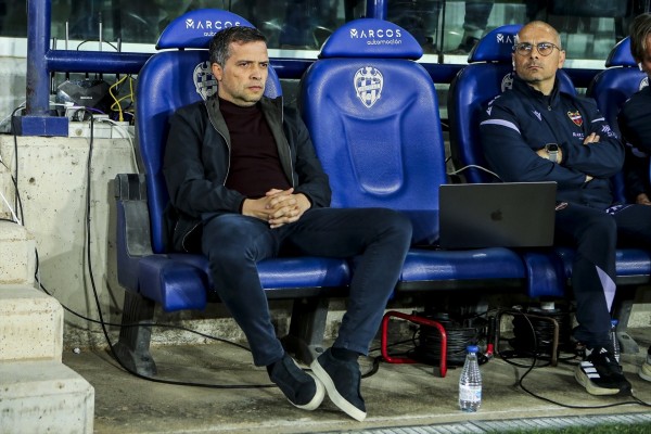 Luís Castro: “No es el mejor momento para jugar con el Barça, vendrán más concentrados”