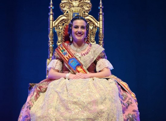 Burriana rinde honores a la Reina Fallera 2026 en su tradicional acto de pleitesía