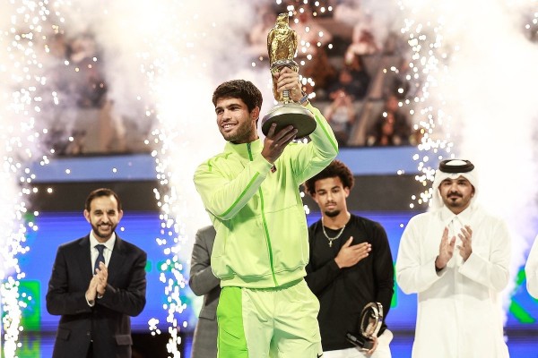 Alcaraz es campeón en Doha arrasando a Fils en apenas 50 minutos de final