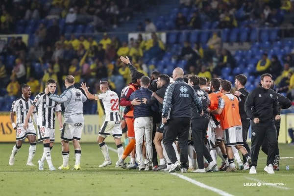 El Castellón se crece ante la adversidad y salva un punto en el descuento jugando con 10
