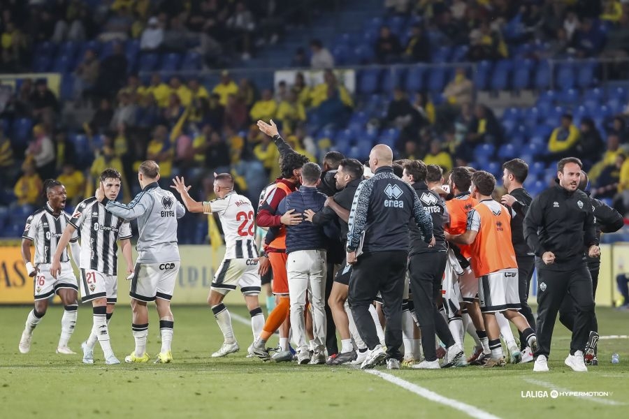 El Castellón se crece ante la adversidad y salva un punto en el descuento jugando con 10