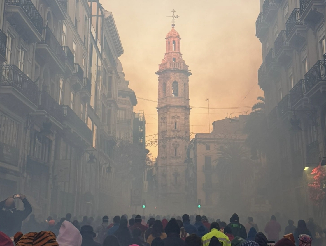 La ciudad despierta a ritmo de 'tro de bac' en la Macrodespertà que anuncia el inicio de las Fallas 2026