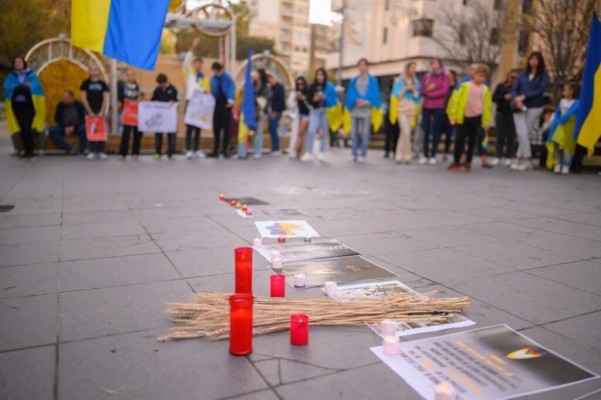 Marcha en Alicante con una bandera de 100 metros por el cuarto año de invasión de Ucrania