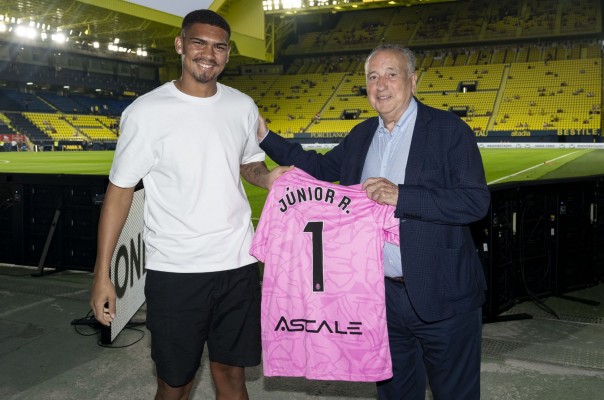 El portero brasileño Luiz Júnior llega al Villarreal por 12 millones y firma hasta 2030