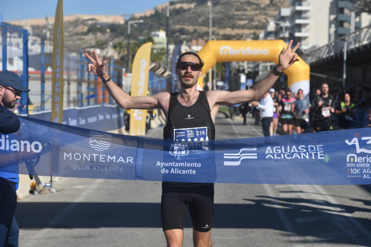 Ganador de la media maratón de Alicante en 2026. - Foto: RAFA MOLINA Ganador de la media maratón de Alicante en 2026.