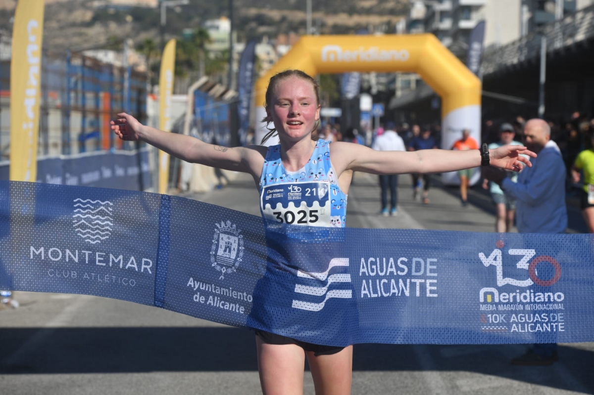 Ganadora de la media maratón de Alicante en 2026. - Foto: RAFA MOLINA Ganadora de la media maratón de Alicante en 2026.