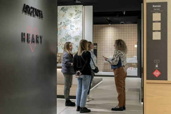 Time of Spain ante el vacío de Cevisama: el azulejo echa el resto con eventos de 70 empresas, con los desafíos del CO₂ y la India