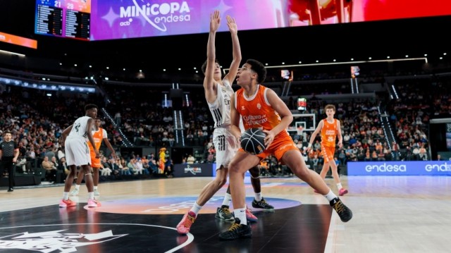 El Real Madrid somete a un peleón Valencia y se lleva la Minicopa ante siete mil personas