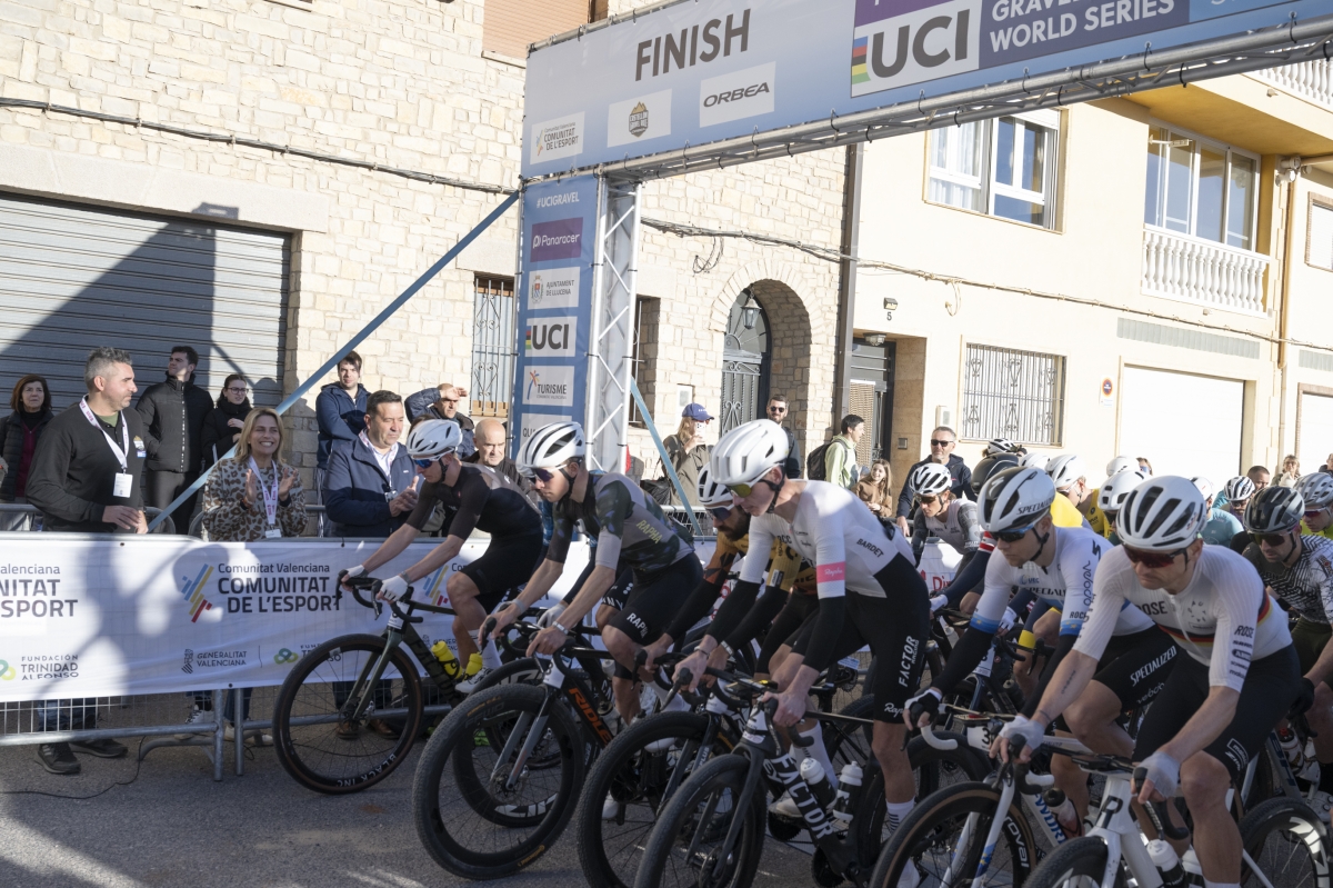 El francés Romain Bardet y la argentina Sofía Gómez ganan la Castellón Gravel Race Orbea