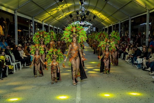 El gran desfile de Piñata tiñe Cehegín de Carnaval ante miles de personas