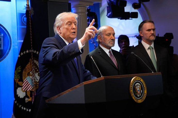 De izquierda a derecha, el presidente de EEUU, Donald Trump; el secretario de Comercio, Howard Lutnick, y el representante de Comercio, Jamieson Greer