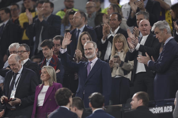 Felipe VI visita el Roig Arena antes de asistir a la final de la Copa del Rey