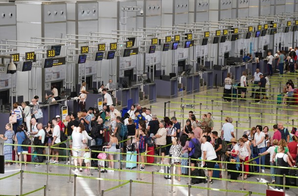 CECU pide a Transportes y Consumo intervenir ante la negativa de las aerolíneas a recibir reclamaciones
