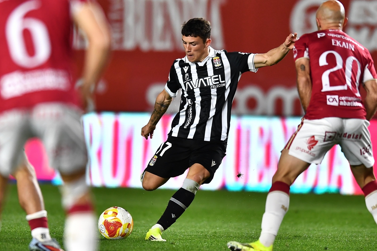 El Efesé, que es mejor en el Enrique Roca, se lleva el derbi ante 26.056 espectadores y con polémica final