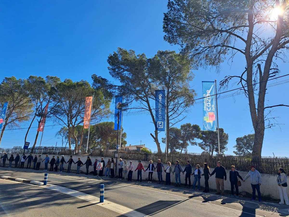 Una cadena humana expresa su rechazo al proyecto urbanístico en el último tramo 'virgen' del litoral de Benissa 