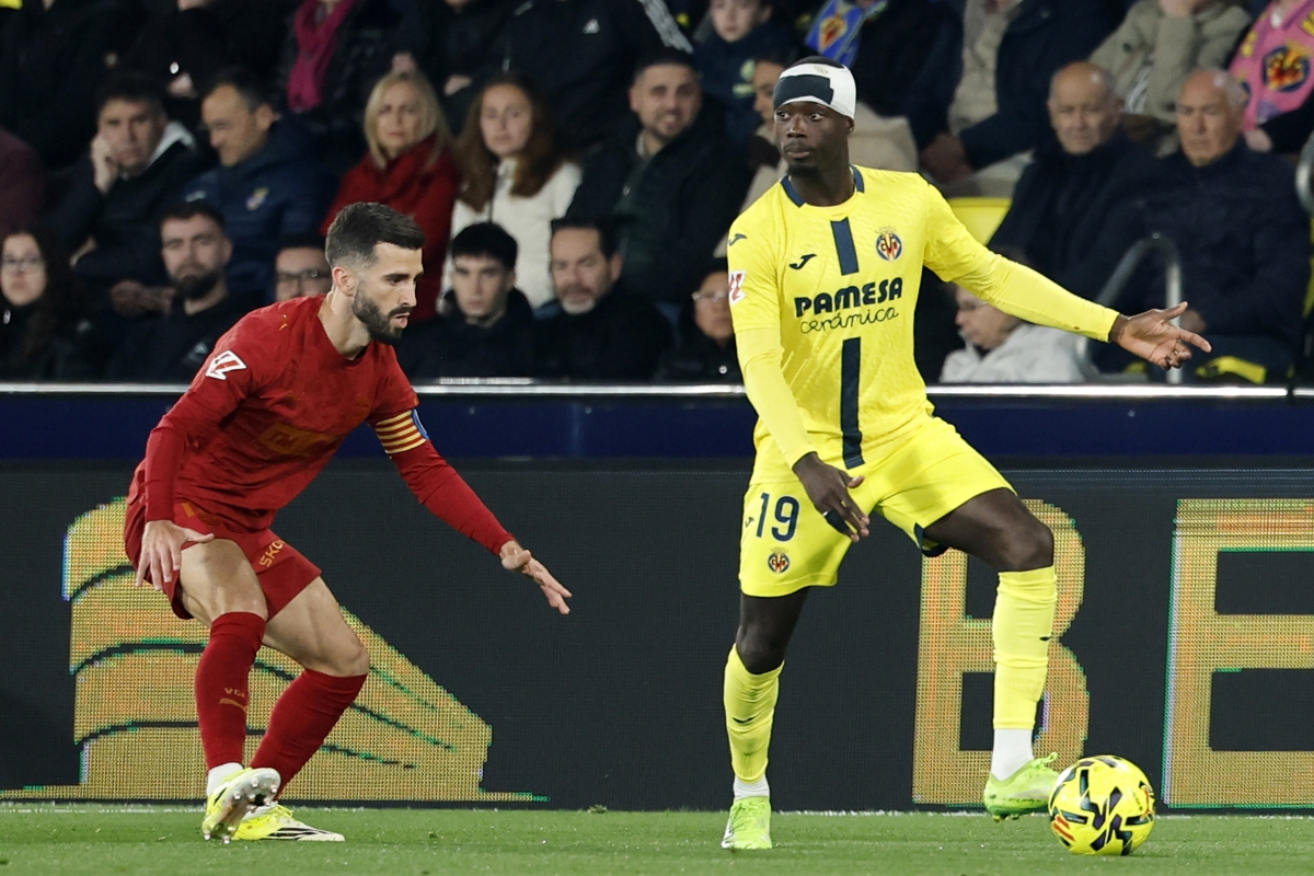 Nicolás Pépé frente a Gayá, en el Villarreal - Valencia, en la Cerámica.