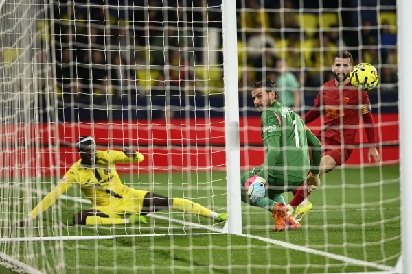 El Villarreal penaliza los errores del Valencia