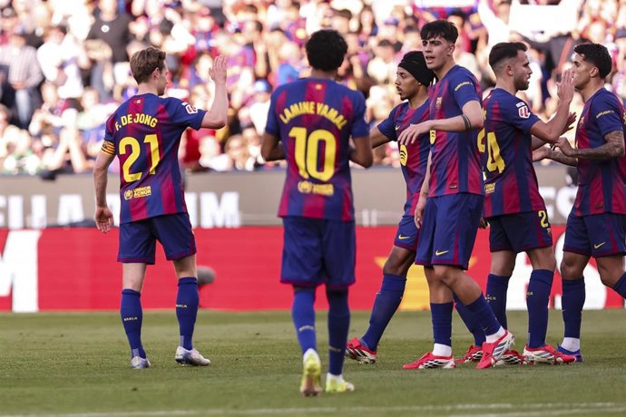 Los jugadores del FC Barcelona celebran uno de sus goles ante el Levante