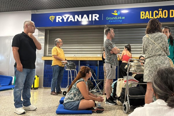 Varios españoles, atrapados 30 horas en el aeropuerto luso de Madeira debido a las cancelaciones por el viento