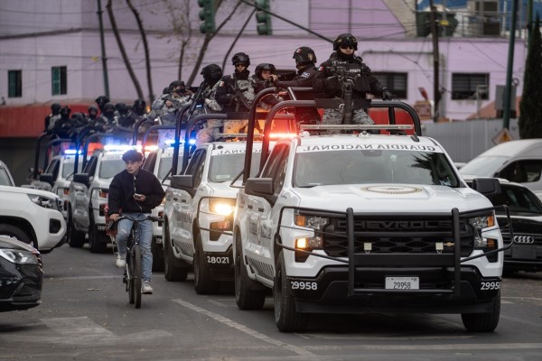 España pide a sus nacionales en México extremar las precauciones y evitar los cruces con EEUU