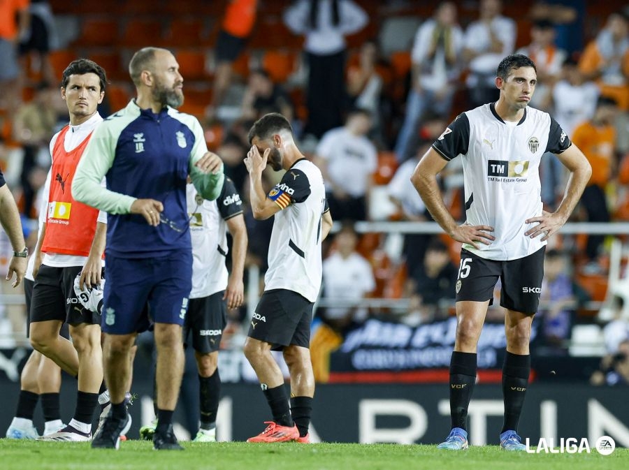 Los jugadores del Valencia CF tras la derrota ante la UD Las Palmas.