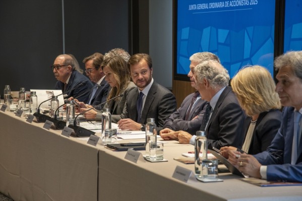 Almirall cuadruplica su beneficio neto en 2025 y dispara sus ventas un 12,4%, hasta los 1.108 millones