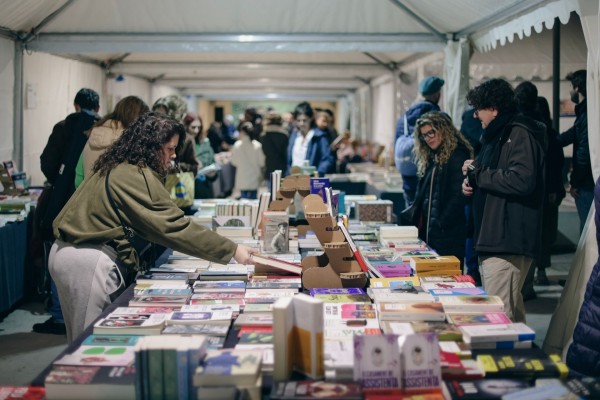 Més de 4.000 persones afiancen la Plaça del Llibre d'Alacant marcada per l'afluència de famílies
