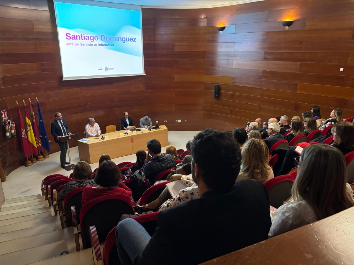 Murcia presenta a Rosi, la nueva inteligencia artificial '3 en 1' del Ayuntamiento para agilizar la gestión de documentos