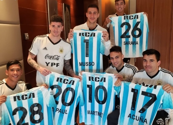 Los 'cracks' que han compartido vestuario con Renzo Saravia