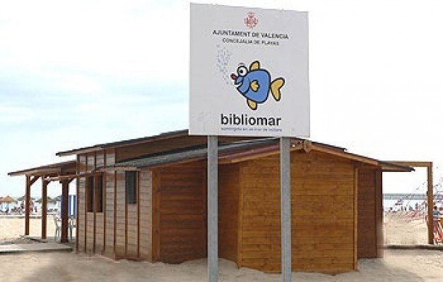 Compromís critica que El Cabanyal se queda sin biblioteca en la playa en verano 