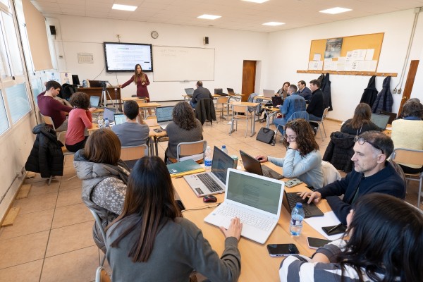 Vila-real, la UNED y la Fundación Flors reúnen a más de 200 inscritos en una jornada educativa sobre la IA
