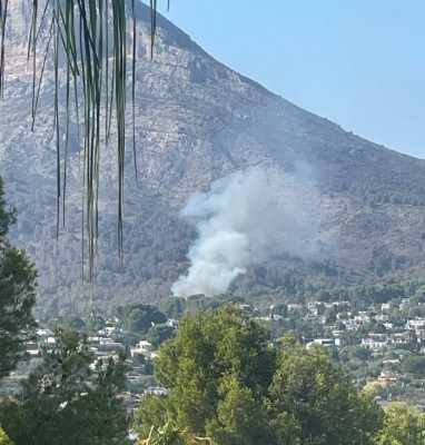 Extinguido el incendio declarado este lunes en la parte baja del Montgó en Xàbia

