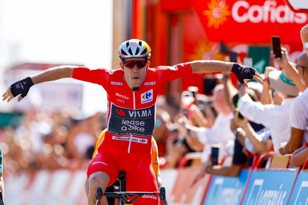 Van Aert impone el poder del maillot rojo
