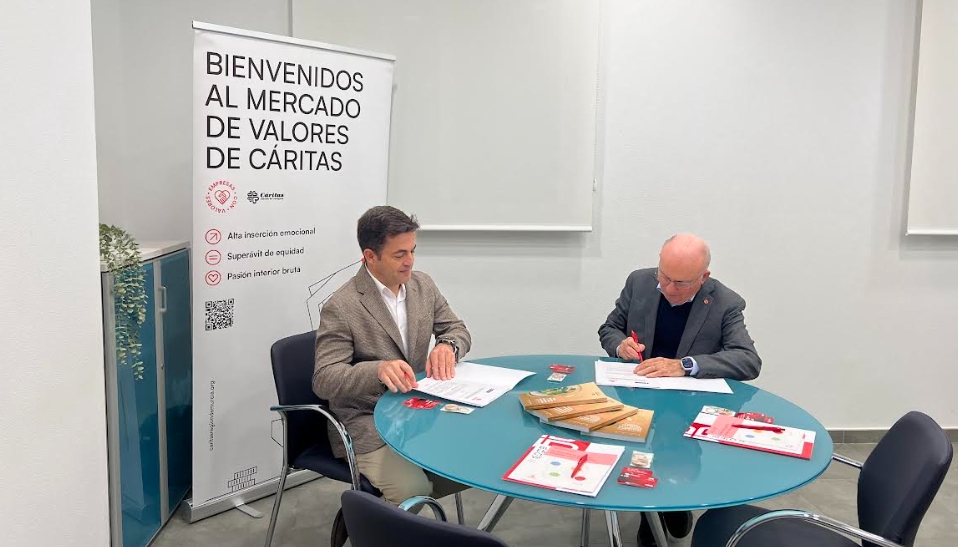 El consejero delegado de Veolia, Juan José Alonso, y el director de Cáritas, José Antonio Planes.