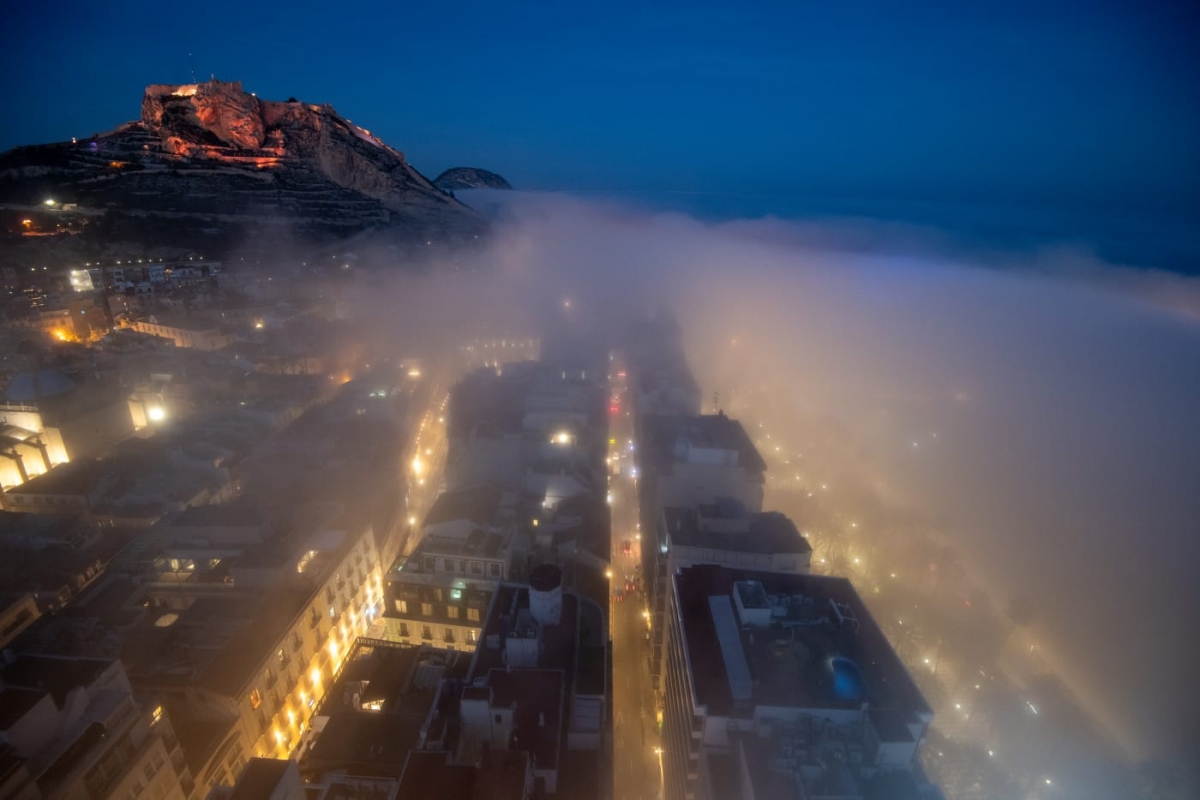 Las nieblas de advección cubren la ciudad de Alicante y el litoral