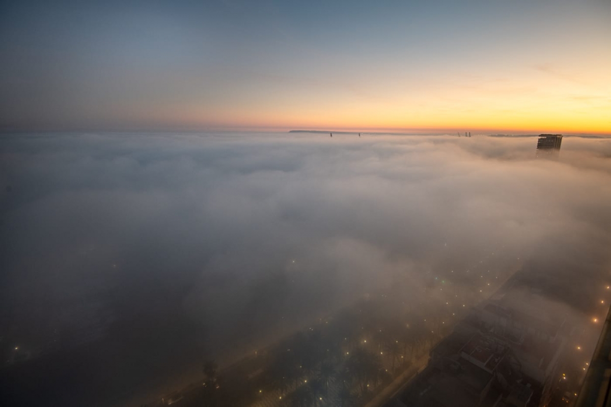 Las nieblas de advección cubren la ciudad de Alicante y el litoral