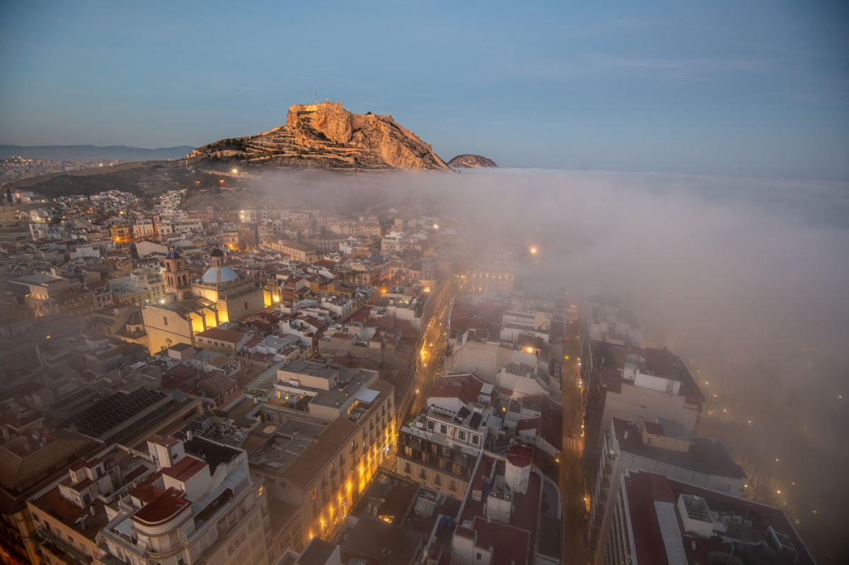 La niebla de advección en Alicante, en imágenes