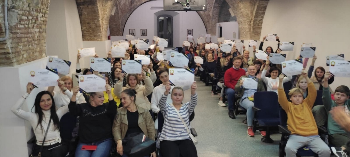 Entrega de diplomas a los alumnos ucranianos