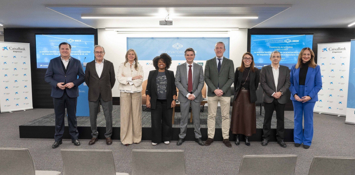Participantes en el coloquio y presentación del informe.