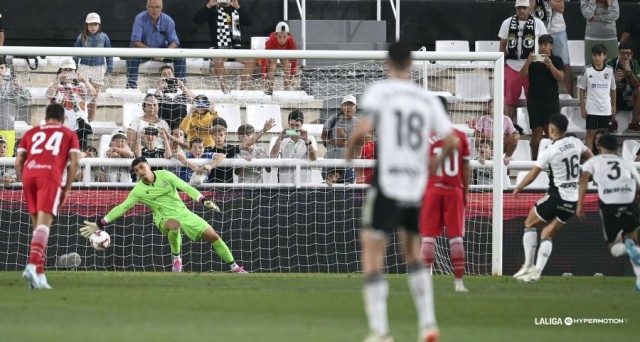 Amargo debut para Pablo Cuñat en el Cartagena