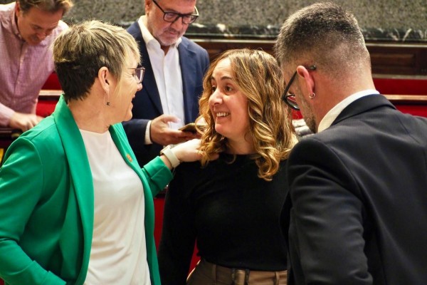 Glòria Tello se reincorpora al pleno del Ayuntamiento de València tras superar un cáncer