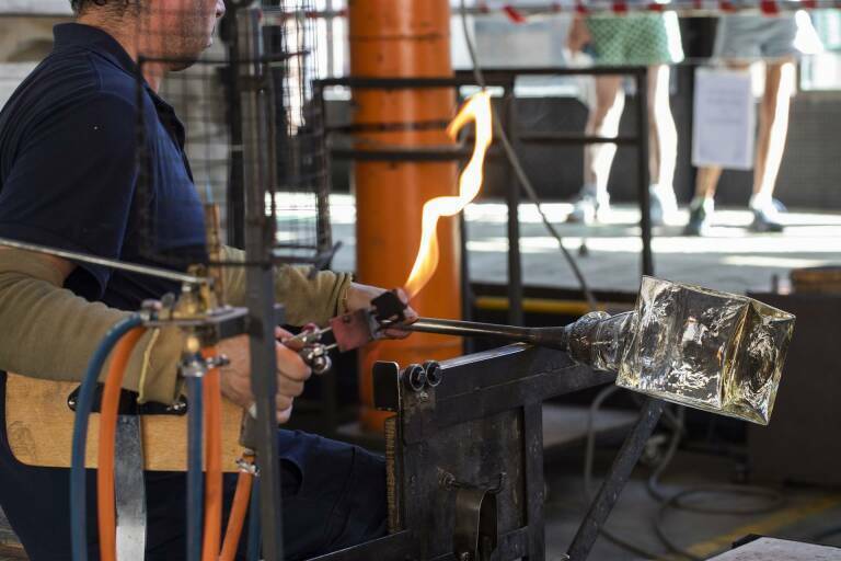 Las ventas de la industria en la Comunitat caen un 11% en junio y las del sector servicios suben un 1%