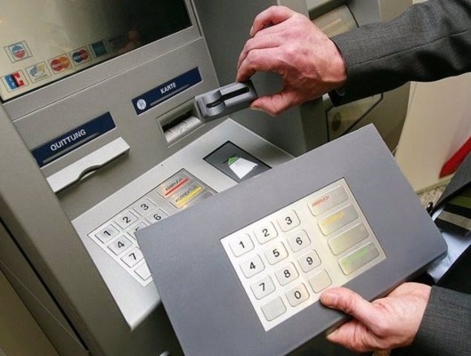 La Policía alerta de estafas en los cajeros de la Región para capturar contraseñas y datos