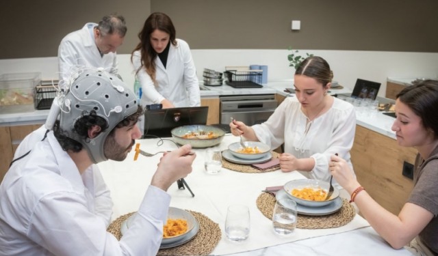 Cocinar acompañado triplica la alegría, según el estudio 'La ciencia de lo que se cuece en la cocina'