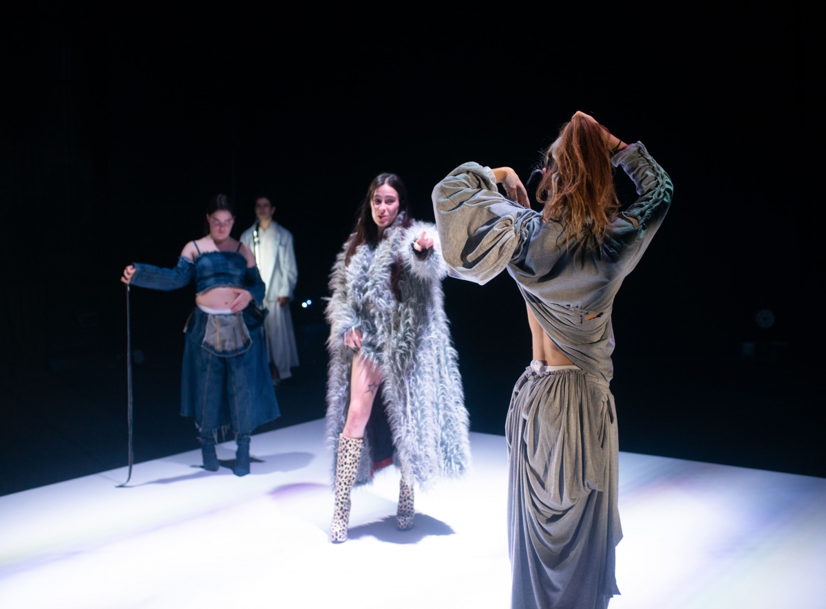 Una diva, ¿valiente y poderosa?: 'Torcidxs', una obra sobre violencia estética, fracaso y pop