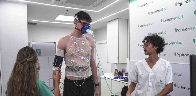 Las primeras plantillas femenina y masculina del Valencia Basket realizan sus reconocimientos médicos previos a la temporada 24-25 en Quirónsalud Mercado de Colón 
