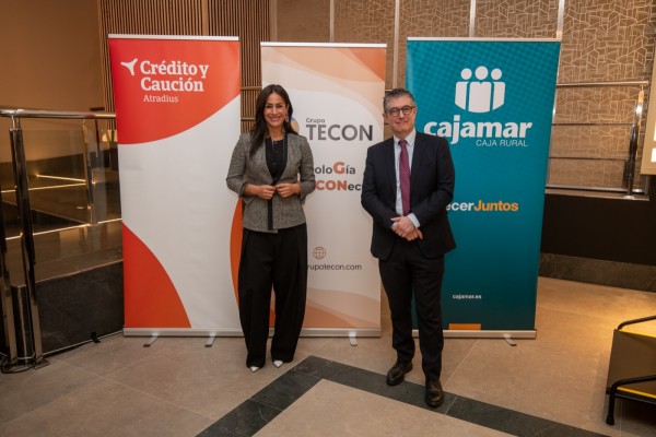El diálogo entre Fernando Trías de Bes y Begoña Villacís, en imágenes 