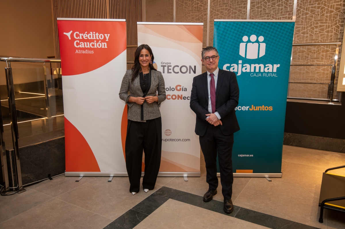 El diálogo entre Fernando Trías de Bes y Begoña Villacís, en imágenes 